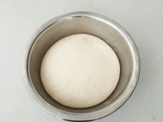 7、早餐生煎包,面团发酵到2---2.5倍大,就发酵完成。