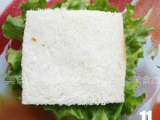 11、金枪鱼煎蛋三明治,用另一片面包后盖，轻轻地按压，使之更加压实些。