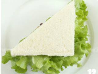 12、金枪鱼煎蛋三明治,用面包刀斜切成三明治