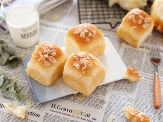 13、养乐多淡奶油小餐包,成品图