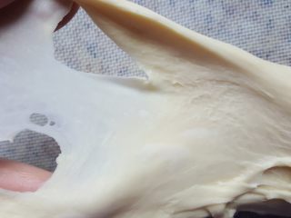 2、大理石纹豆沙吐司,2.面包的所有材料除黄油外，都混合均匀，揉至面团的扩展阶段。