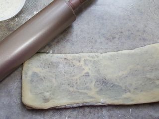 9、大理石纹豆沙吐司,9.再用擀面杖擀开。
