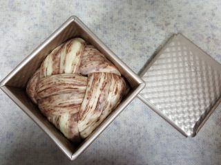 22、大理石纹豆沙吐司,22.发酵至吐司盒的九分满。