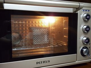 23、大理石纹豆沙吐司,23.放入预热好的烤箱中，上火165度下火175度，烤40分钟。