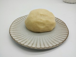 2、#甜味#凤梨蛋黄酥, 油酥也是一样操作，低筋面粉120克，猪油50克，揉成团，盖保鲜膜醒发半小时