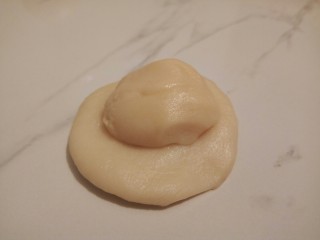 5、#甜味#凤梨蛋黄酥, 取一个油皮按扁， 放上一个油酥