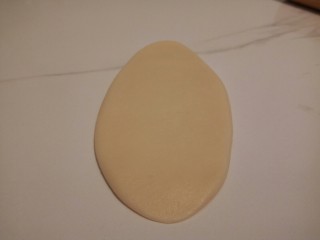 7、#甜味#凤梨蛋黄酥, 取一个面团，收口朝上， 擀成长舌状