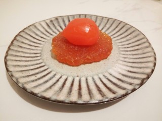 10、#甜味#凤梨蛋黄酥,拿蛋黄放上（蛋黄可以提前喷一点朗姆酒去腥）