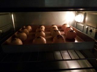 16、#甜味#凤梨蛋黄酥,烤箱180度预热，中层，上下火180°烤30分钟