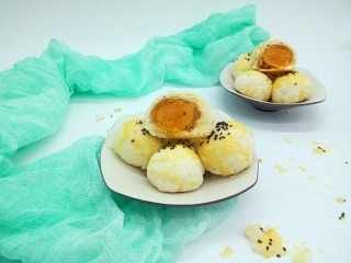 17、#甜味#凤梨蛋黄酥,酥的掉渣，香！