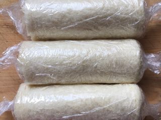 9、芝士吐司卷,用保鲜膜定型二十分钟