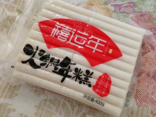 1、脆皮年糕,家里有一袋火锅年糕，用它来做脆皮年糕。