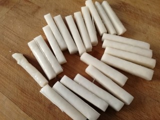 2、脆皮年糕,把年糕切开。