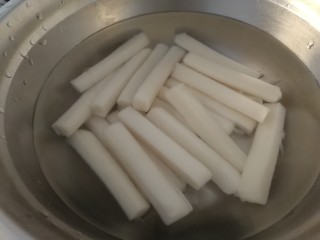 3、脆皮年糕,开水里泡20分钟。（吃的时候芯不会硬）