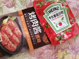 4、脆皮年糕,准备酱料，甜面酱，烧烤酱，番茄沙司。