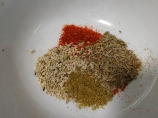 5、脆皮年糕,白芝麻，孜然粒，孜然粉，辣椒面。