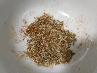 6、脆皮年糕,拌匀。