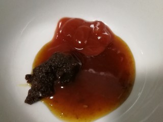 7、脆皮年糕,三种酱料挤到碗里。