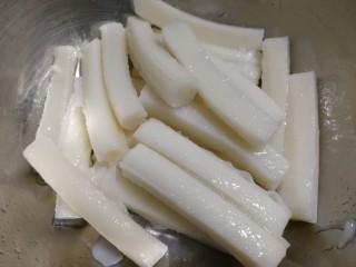 9、脆皮年糕,泡好的年糕，倒去水份。厨房纸吸掉表面水份。