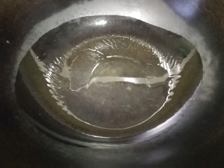 10、脆皮年糕,热锅倒入适量油。