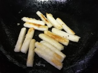 12、脆皮年糕,把每个面煎至金黄，外皮煎至酥脆。