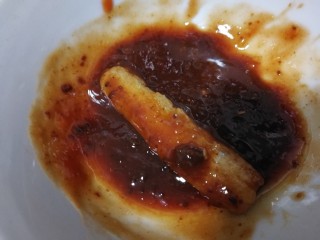 14、脆皮年糕,均匀裹上酱料。