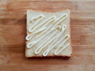 9、番茄鸡蛋三明治,取一片吐司，在上面随意的挤出沙拉酱