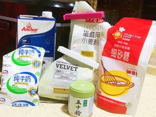 1、抹茶千层蛋糕,准备材料，这配方是6寸千层的量