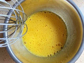3、抹茶千层蛋糕,加入15克玉米油搅拌均匀，搅拌至看不到油花