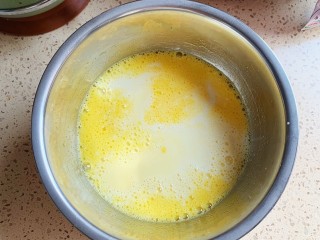 4、抹茶千层蛋糕,加入350克牛奶搅拌均匀