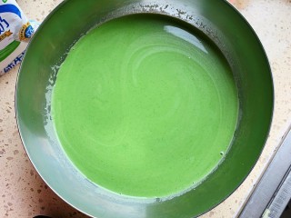 5、抹茶千层蛋糕,加入过筛后的低筋面粉和抹茶粉，搅拌至无粉状态，反复过筛3～4次，面糊封上保鲜膜放入冰箱静置1～2小时