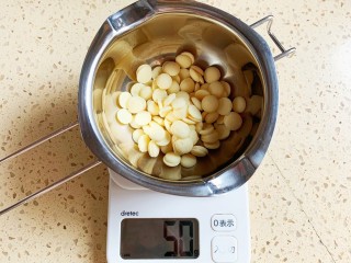 6、抹茶千层蛋糕,面糊静置的时候可以制作白巧克力奶油馅，没有白巧克力可以用细砂糖代替，白巧克力更香哦，