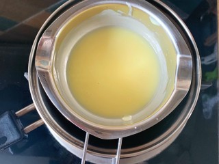 8、抹茶千层蛋糕,隔热水完全融化够晾凉备用