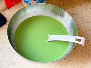 9、抹茶千层蛋糕,静置好的面糊拿出来搅拌均匀，划重点：之后摊饼皮每摊一次都要搅拌一次，防止面糊沉淀