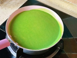 11、抹茶千层蛋糕,摊饼皮，平底锅小火加热，加热至拿起平底锅放到湿抹布上会发出响声，待响声大概持续2！3分钟(虽然有点复杂，但是要有耐心，慢慢摸索，多做几张饼皮就能掌握火候了)然后舀一勺面糊，倒入平底锅中，迅速晃动平底锅使面糊铺满整个平底锅，晃两圈之后，倒出多余的面糊，小火加热