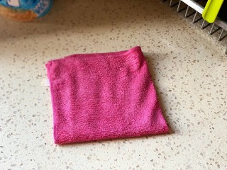 10、抹茶千层蛋糕,准备一块湿抹布降温用，再另外准备一块擦锅用