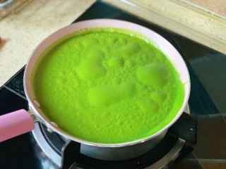 12、抹茶千层蛋糕,饼皮鼓起包就说明熟了，揭起一边就能轻松拿下