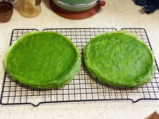 13、抹茶千层蛋糕,平铺放在晾网上