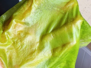 14、抹茶千层蛋糕,摊好的饼皮，非常薄