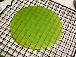 15、抹茶千层蛋糕,厚一点的饼皮可以用来垫底