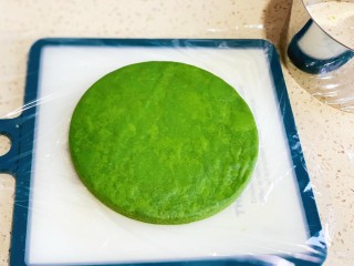 16、抹茶千层蛋糕,放凉的饼皮用六寸的慕斯截去多余的边，盖上保鲜膜备用