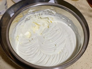 17、抹茶千层蛋糕,制作白巧克力奶油馅，将剩余的450克淡奶油倒入盆中，隔冰水低速打发，边打发边加入晾凉的白巧克力，至所有的白巧克力加入完成，转中速打发至五六分发(打蛋器划过有纹理但很快消失)然后低速打发至八分发，(打蛋器划过有纹理，但不会消失)