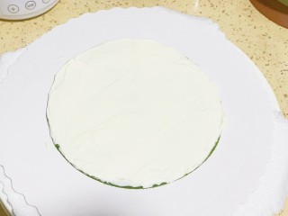 18、抹茶千层蛋糕,组装千层蛋糕，底部可以用一张厚一点的饼皮打底，抹上奶油线，奶油馅涂抹的时候一定要涂到甚至可以厚一点