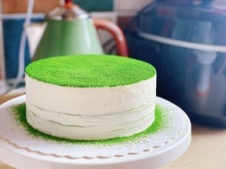 21、抹茶千层蛋糕,冷藏好的拿出来筛入抹茶粉