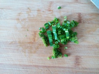 1、饺子皮版葱香酥饼,葱洗干净，只要葱绿。切碎