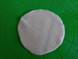 3、饺子皮版葱香酥饼,取一张饺子皮，上面刷上油盐