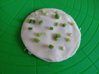 6、饺子皮版葱香酥饼,重复之前的步骤，刷油盐，放葱花