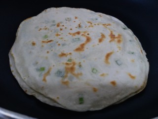 10、饺子皮版葱香酥饼,勤翻面