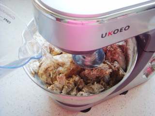 4、葡萄干红糖欧包,启动按键,开始和面,一边加入余下的水。