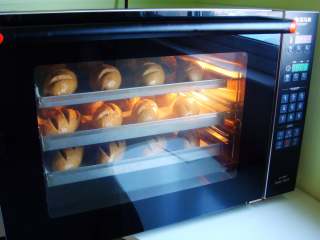 14、葡萄干红糖欧包,热风炉烤箱提前预热:175度,烤20分钟。